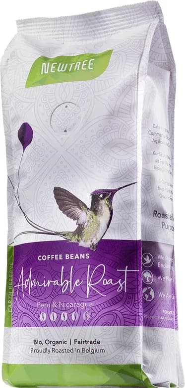 Sachet de café bio et équitable 'Admirable Roast' de NewTree, illustrations colorées et certifications visibles.