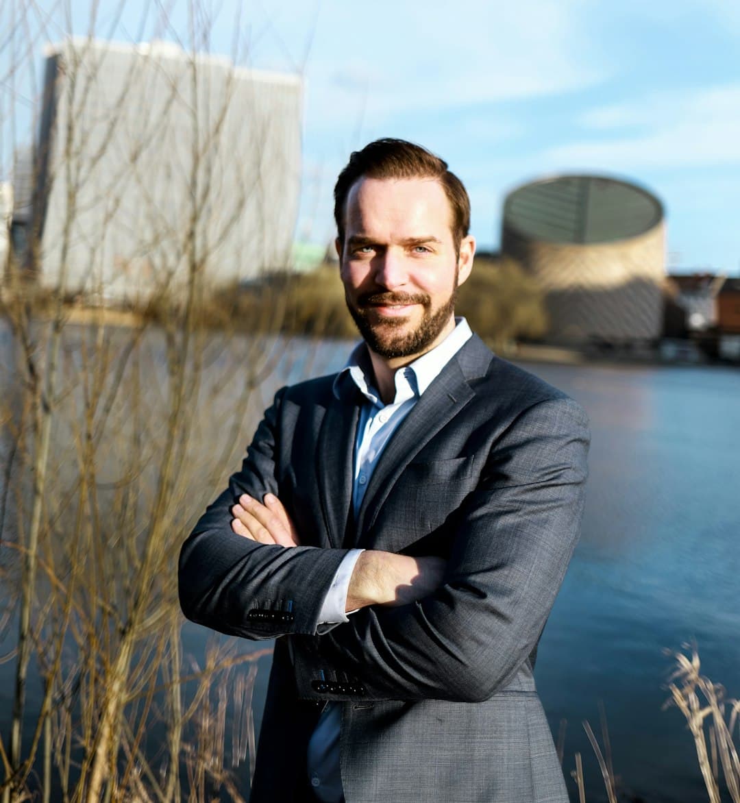 Thomas V., CEO, portrait professionnel en costume