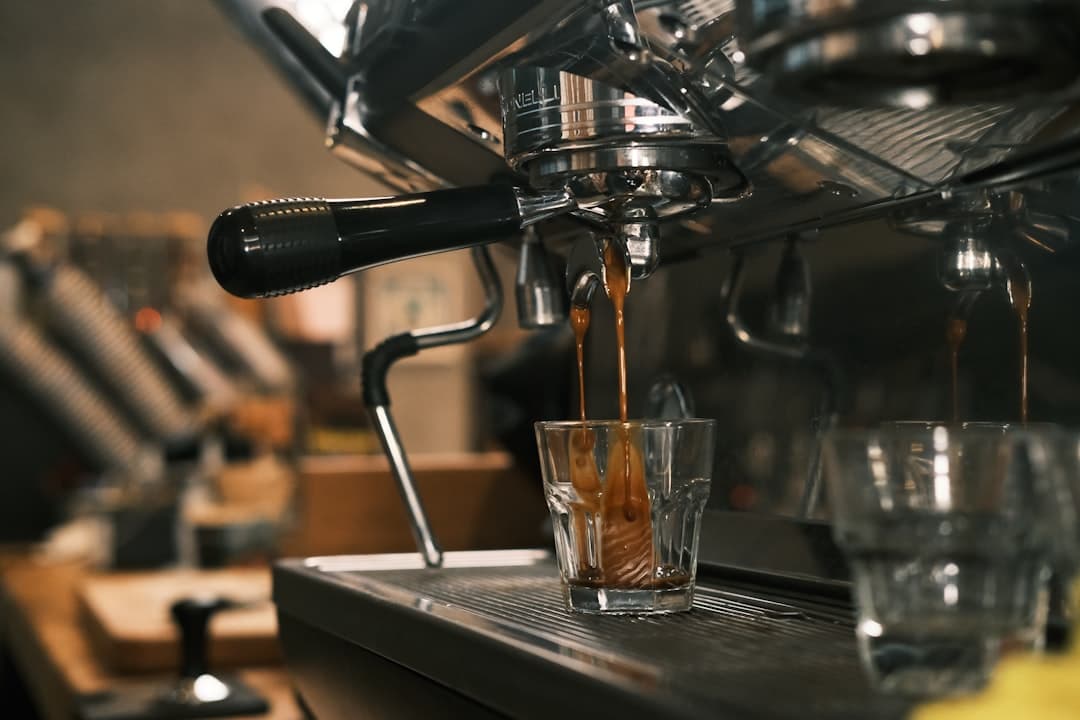 Machine espresso professionnelle en action, café de spécialité pour bureaux