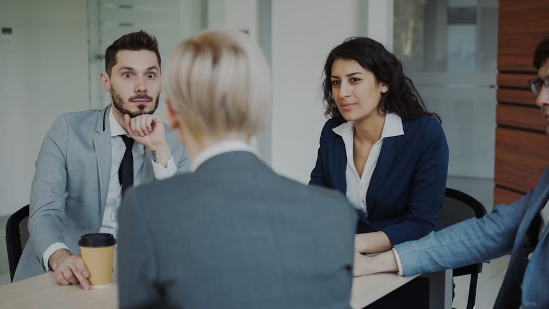 Équipe professionnelle en pause café dans un bureau moderne
