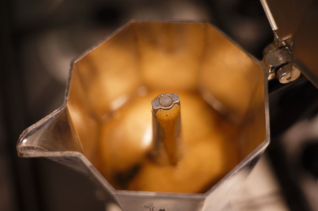 Espresso se préparant dans une cafetière moka, café bio de spécialité